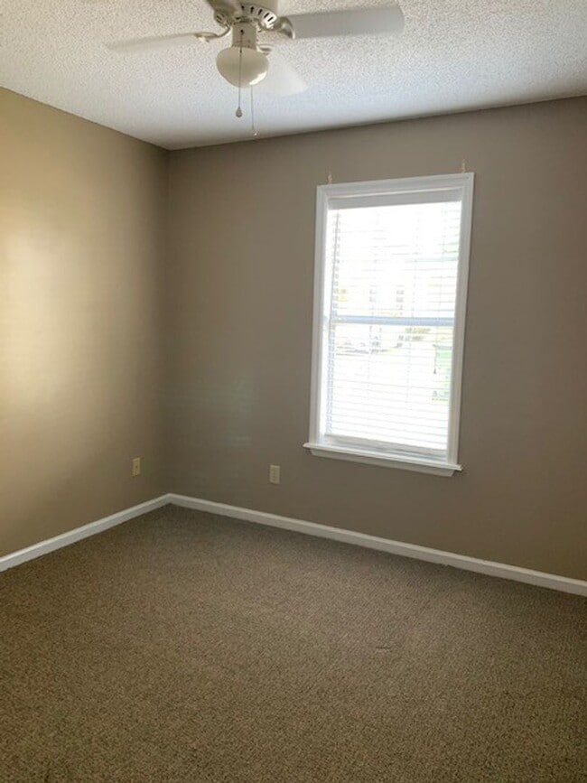 Building Photo - 3BD/2B in Remerton