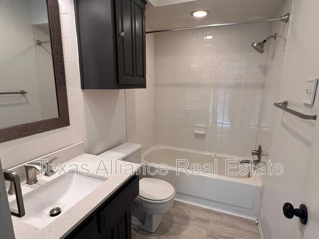 Building Photo - 741 Sparrow Ln