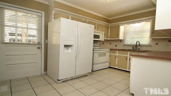 Building Photo - 5841 Sandstone Dr