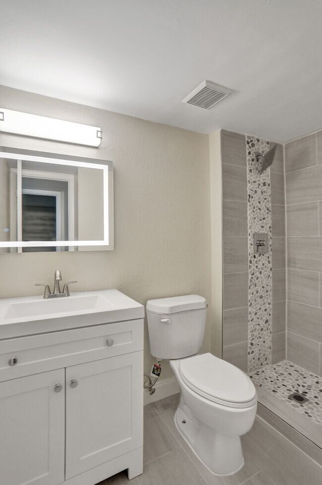 Building Photo - Renovated & Updated 2 Bed/2 Bath Condo with Patio – Prime Springcrest Location!