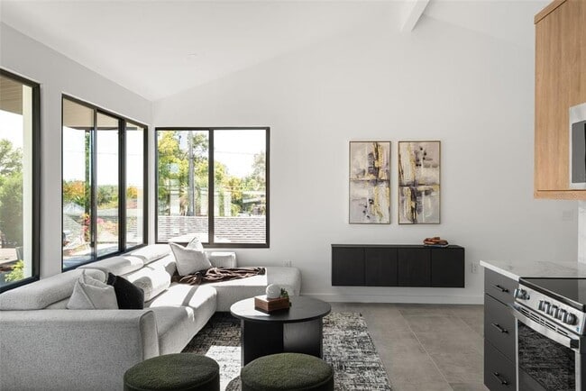 Building Photo - 870 Carver St