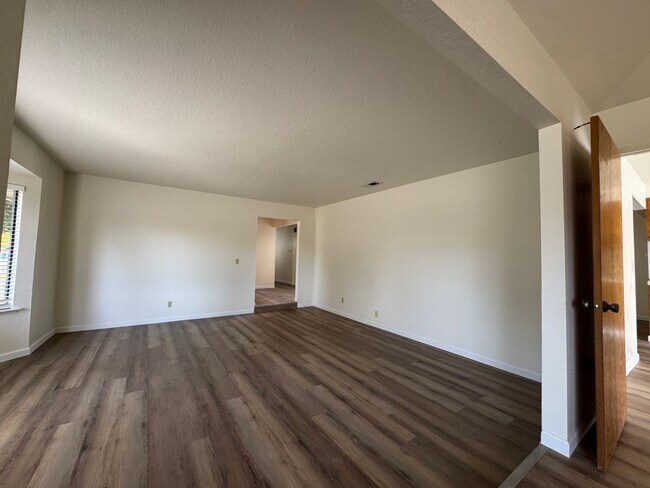 Building Photo - 657 W Escalon Ave