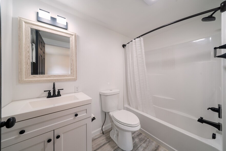 Building Photo - 212 McArthur Dr