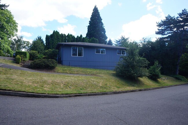 Building Photo - SW Portland 3 bedroom 2 bathroom Ranch