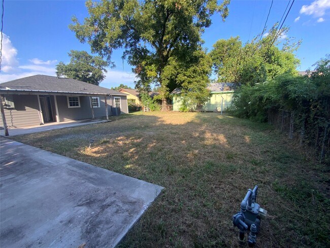 Building Photo - 610 Fostoria Ln