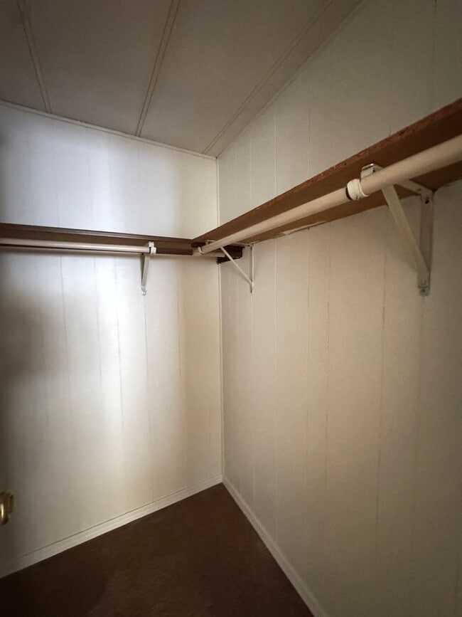 Building Photo - Spacious 2 bedroom