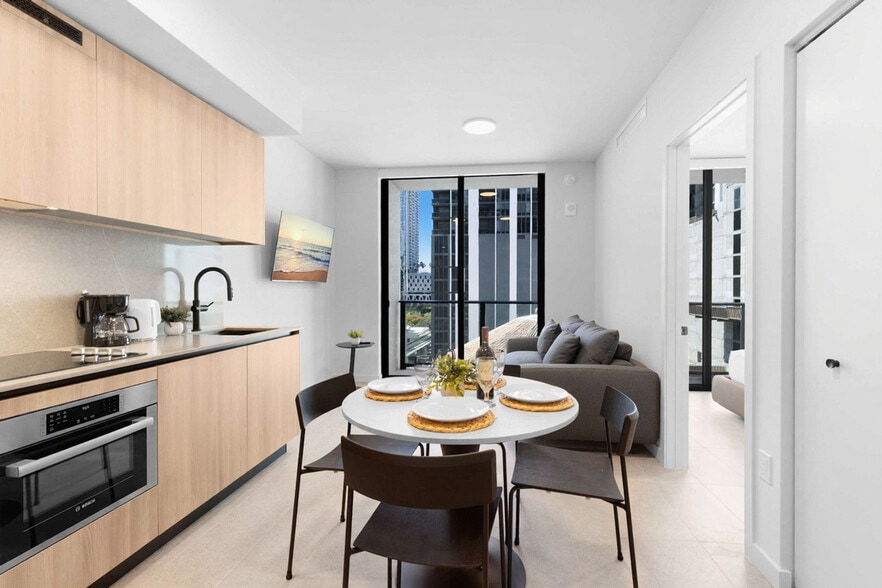 Building Photo - 501 NE 1st Ave