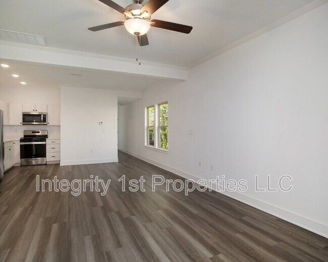 Building Photo - 8827 N Helena Ave