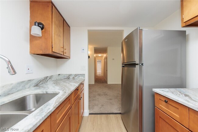 Building Photo - 7020 Carriage Hill Dr