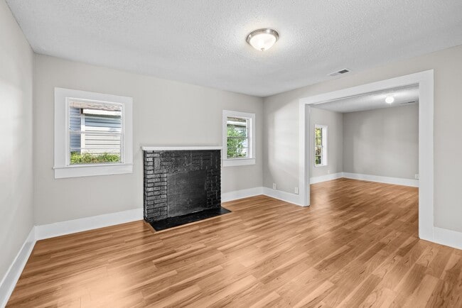 Building Photo - Newly Renovated 3 Bedroom 2 Bathroom Home