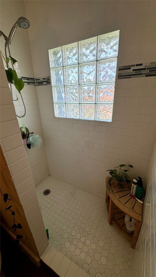 Building Photo - 404 Quitman St