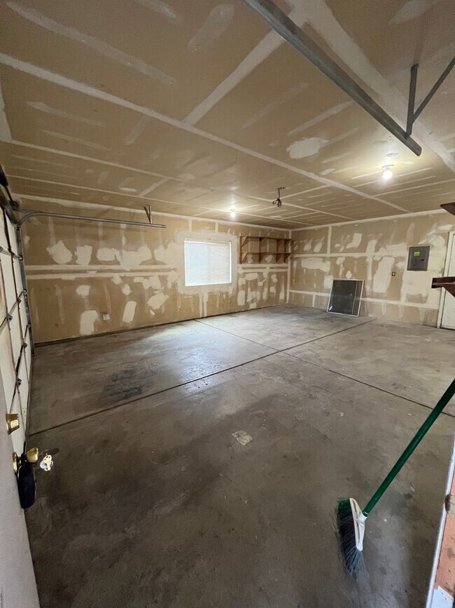 Building Photo - 1-bedroom 1-Bathroom Duplex