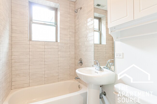 Building Photo - 940 W Winona St