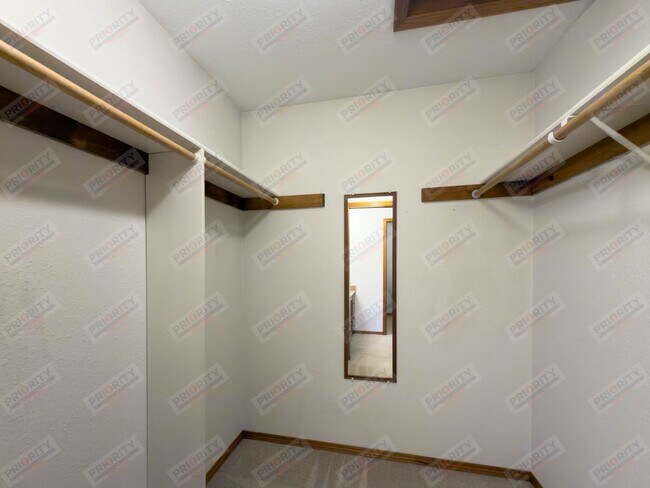 Building Photo - 3 bedroom, 2.5 bath Single-Family Home