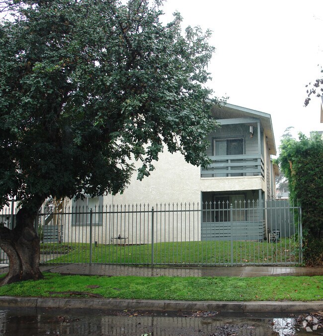tree obstruction - 5261 Satsuma Ave