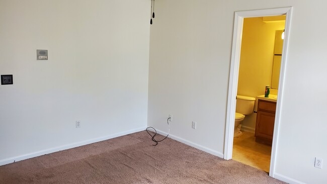 Building Photo - 242 Scrub Jay Dr