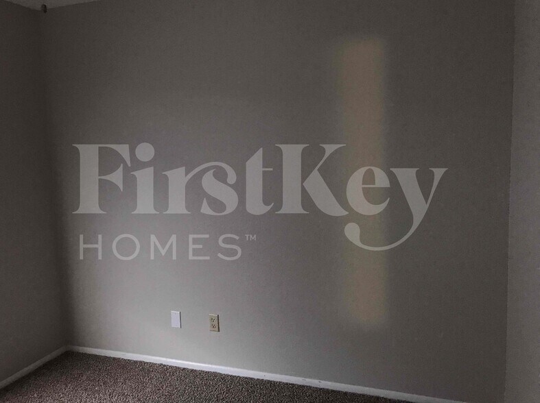 Building Photo - 5520 W Golden Ln