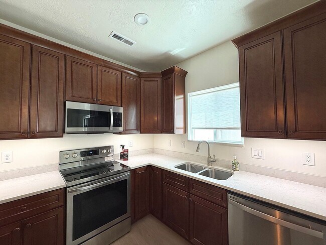 Building Photo - Single-Level 2 Bed / 2 Bath | Garage Available June 1st