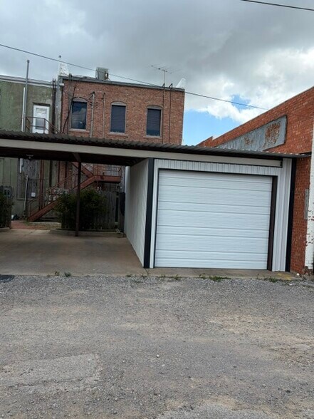 Building Photo - 827 W Main St