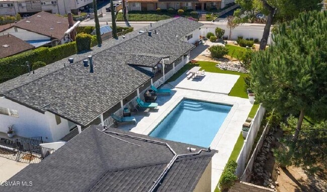 Primary Photo - 1641 E Hillcrest Dr