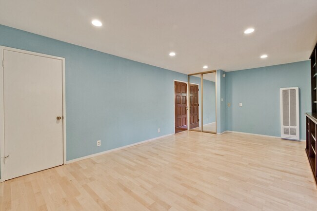 Building Photo - 280 Easy St