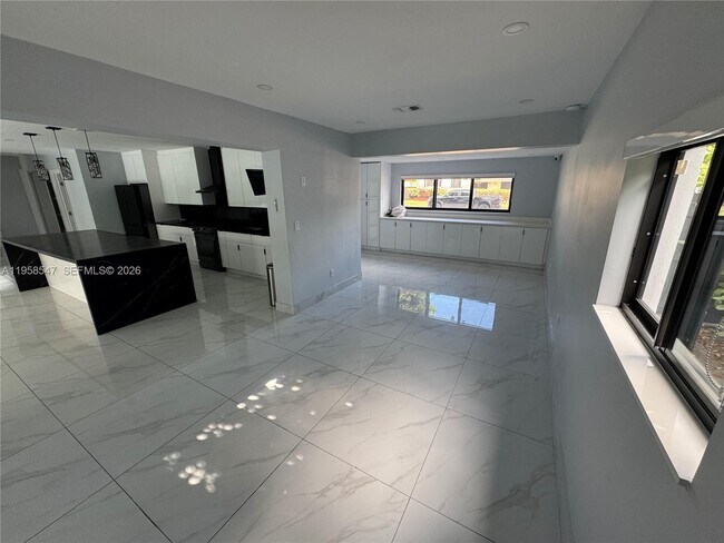 Building Photo - 575 NE 179th Dr