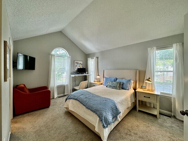 Building Photo - 2-Bedroom Condo Ready 08-01-24! Community ...