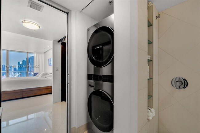 Building Photo - 1750 N Bayshore Dr