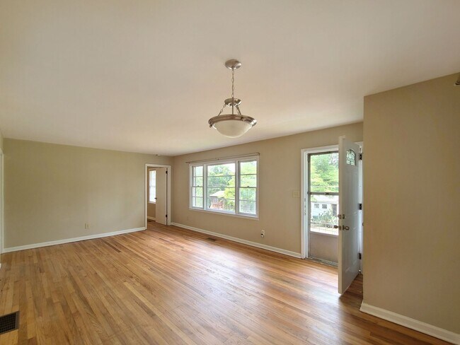 Building Photo - Cutest Bungalow in the Heart of Hapeville 3 bed/2 bath