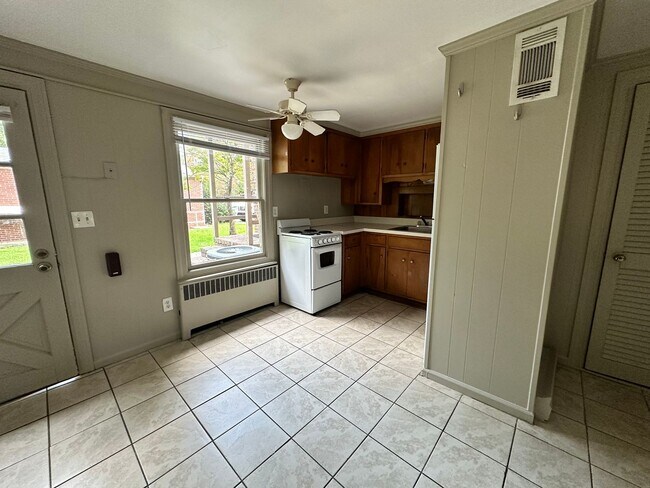 Building Photo - 1 bedroom 1 bath available in the City of Williamsburg! Available Now!