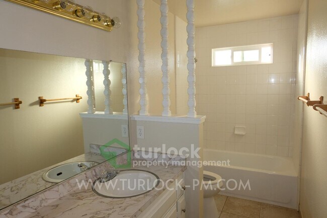 Building Photo - 660 Hillsdale Dr