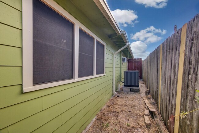 Building Photo - 116 Tarpon Ave