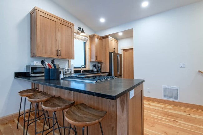 Building Photo - 3402 Alta Vista Dr