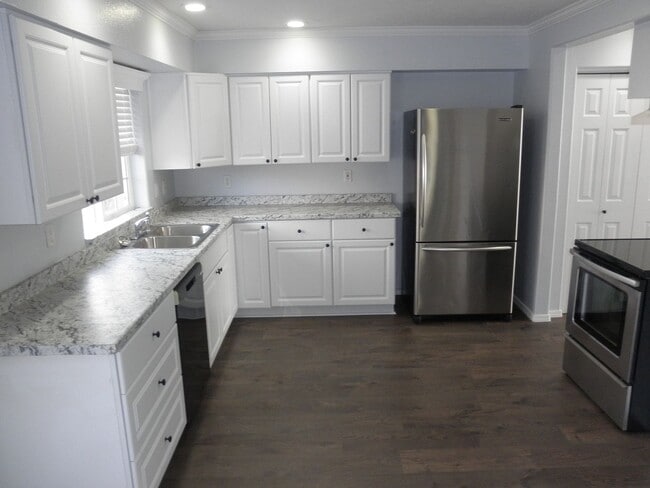 Building Photo - Extra features