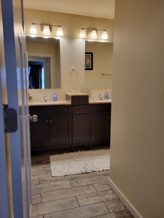 Building Photo - 2 Level Townhome