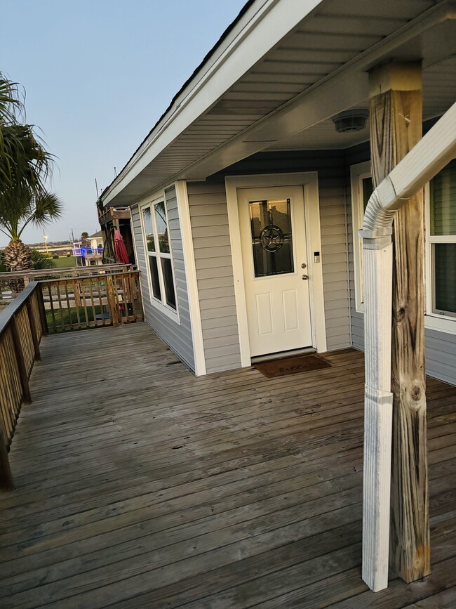 Building Photo - 1136 Sailfish St