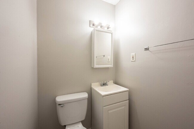 Building Photo - "Charming 3-Bed, 2-Bath Retreat in Indiana...
