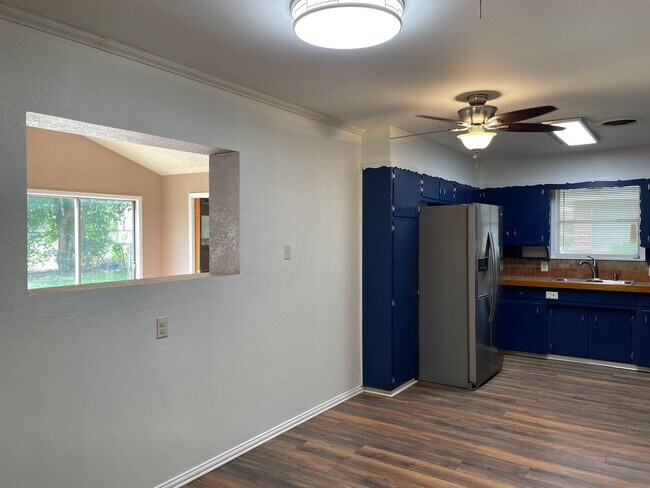 Building Photo - Available Now! Limit of 2 pets. Charming 3 bed, 3 bath, 2 car garage