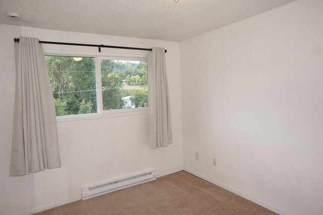 Building Photo - SW Portland 3 bedroom 2 bathroom Ranch