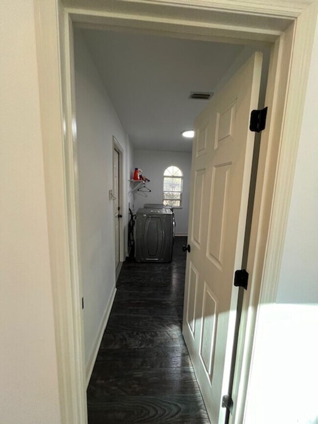 Building Photo - Beautiful and completely Renovated 3/2 fen...