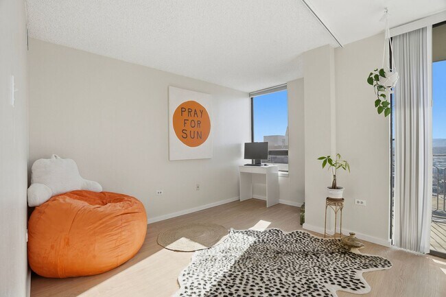Building Photo - 35th Floor Downtown Denver Condo | 1 Bed | Private Balcony | Mountain Views