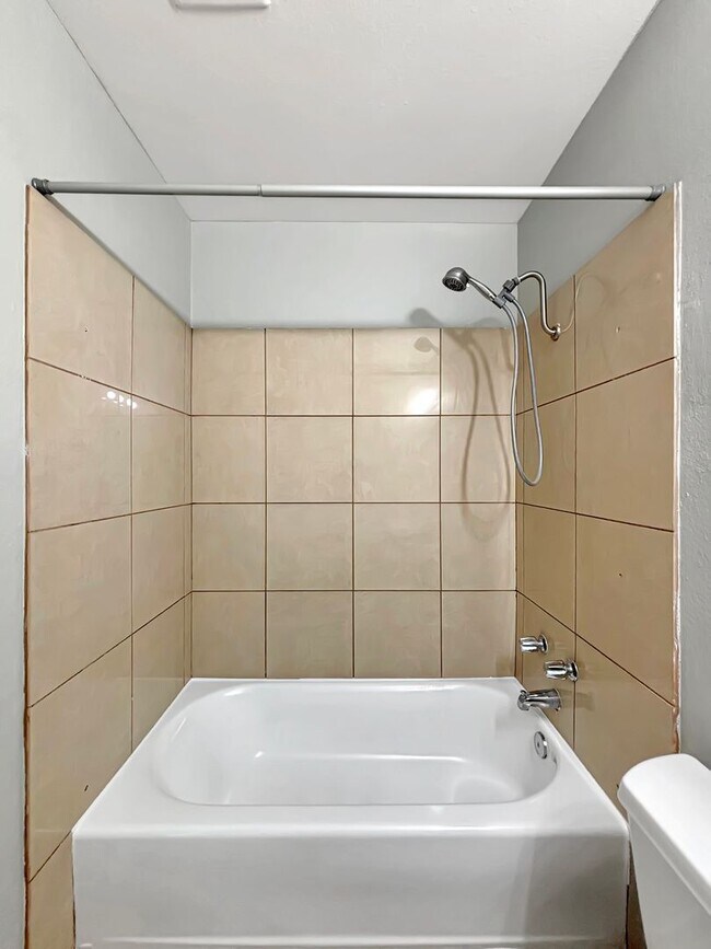 Building Photo - Beautiful 4B/2BA House in Clairemont w/ La...