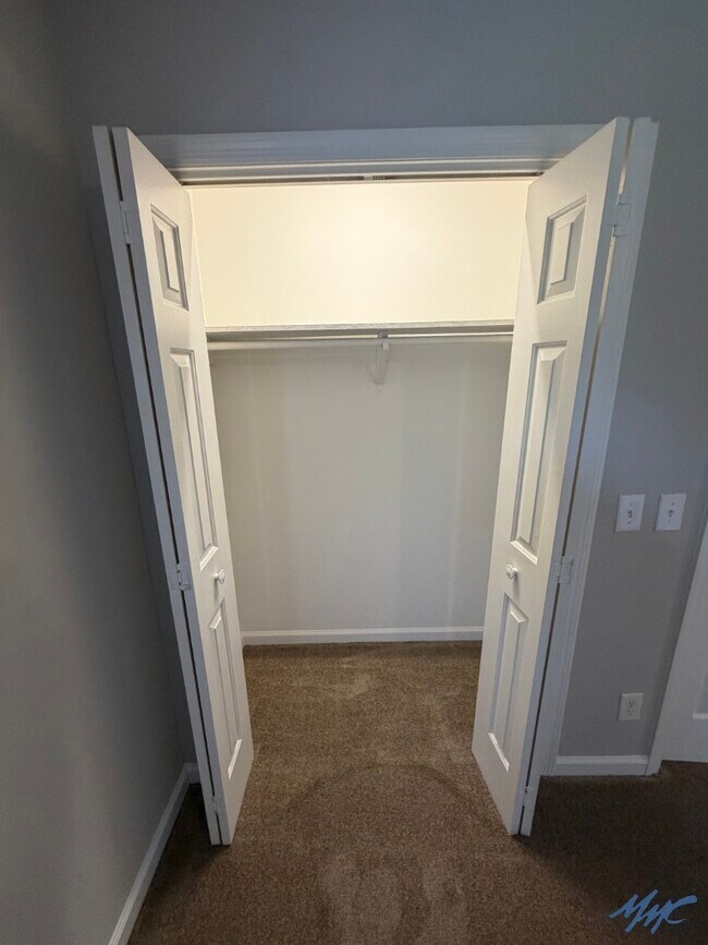 Building Photo - 2558 Oak Hill Dr