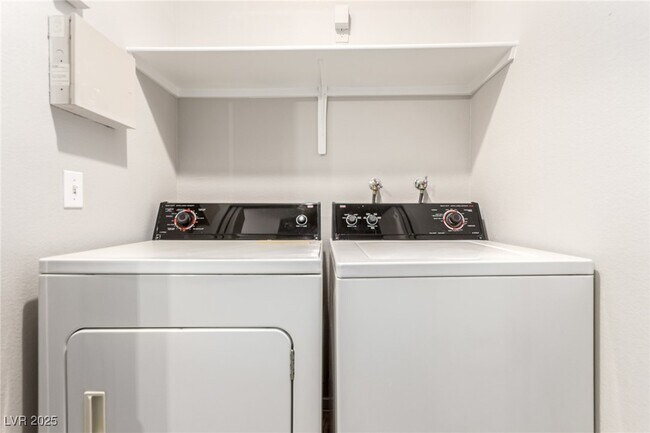 Building Photo - 7413 W Russell Rd