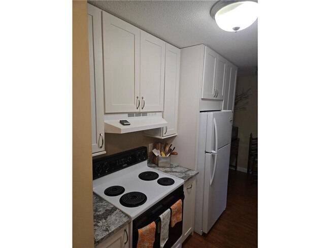 Building Photo - 2616 Harriet Ave