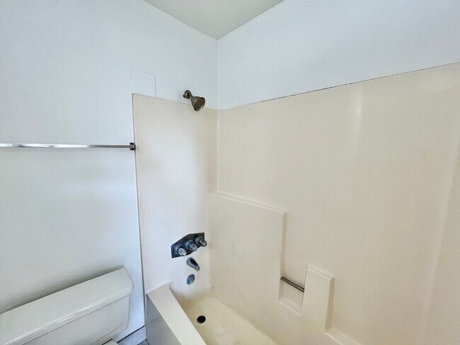 Building Photo - 2BD/2BTH with Central A/C, Private Patio, Walk-In Closet, Onsite Laundry, and Parking!