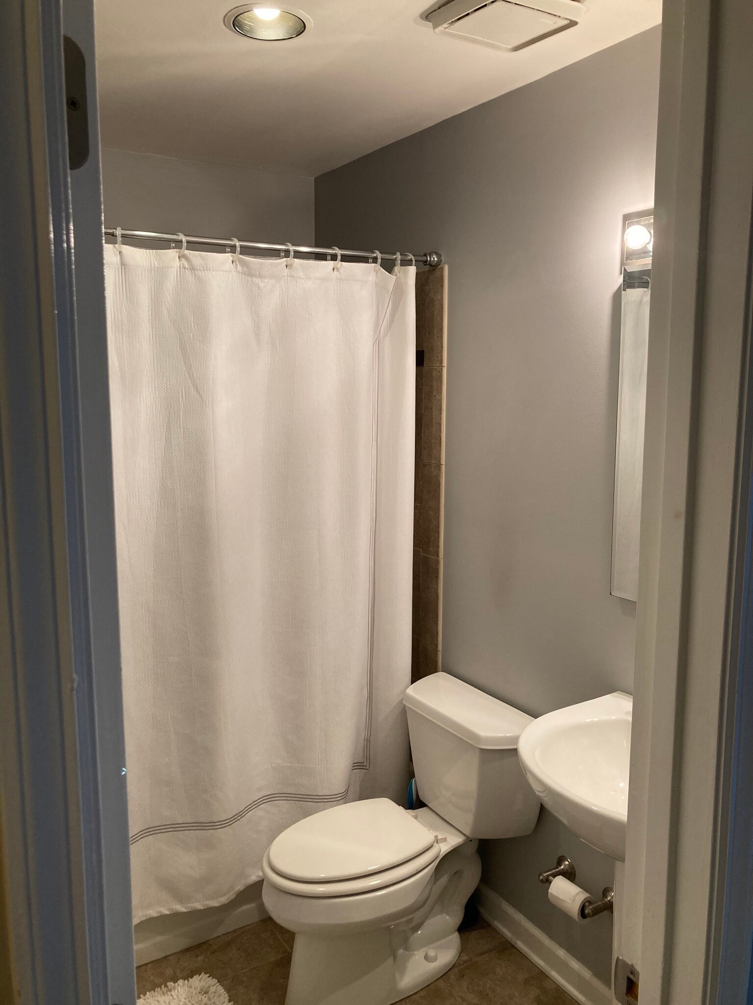 2nd full bathroom - 2901 Lenox Rd NE