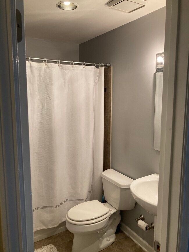 2nd full bathroom - 2901 Lenox Rd NE