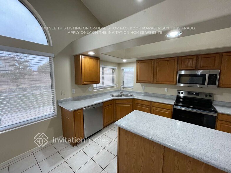 Building Photo - 10901 Hayward Ave