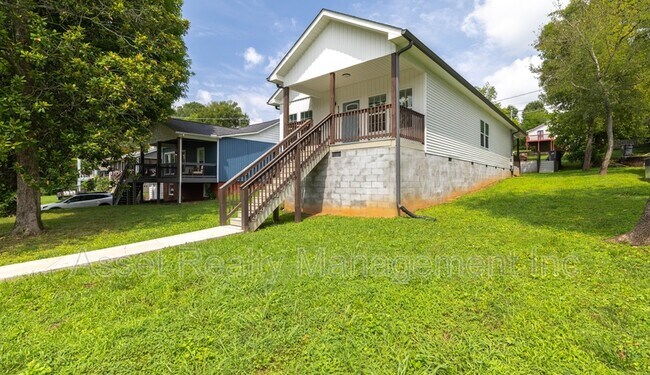 Building Photo - 619 Midlake Dr NE